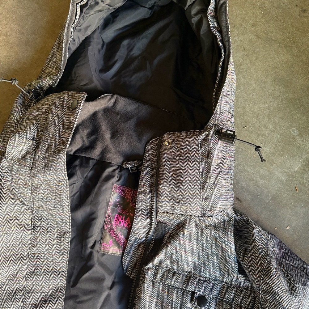 Men’s Billabong Charcoal Herringbone Hooded Snowboard Jacket. Size Large.